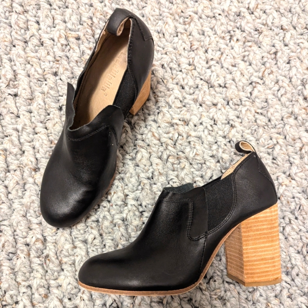 Anthropologie Gee Wawa Size 7.5 B Black Stacked Leather Heel Booties Shooties